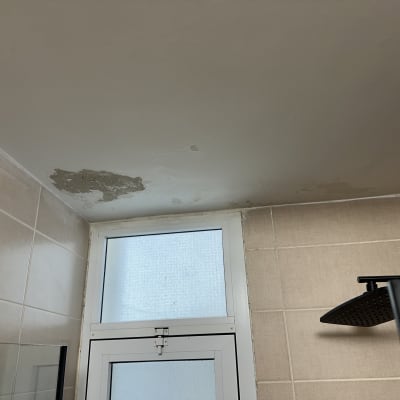 תיקון תקרה עם נזקי רטיבות בחדר אמבטיה