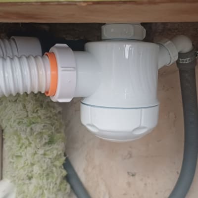 צינור ניקוז מתחת לכיור עם מחבר פלסטיק