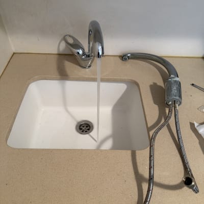 ברז כיור עם צינור מים מנותק