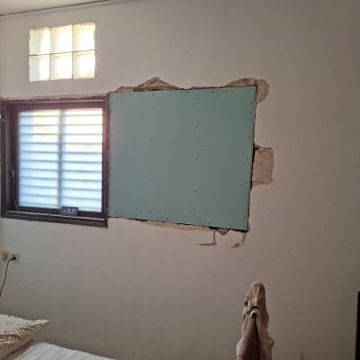 קיר עם תיקון גבס ליד חלון