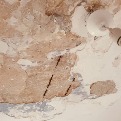 תקרה עם קילופי צבע ונזקי רטיבות