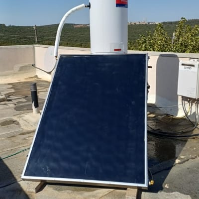 דוד שמש ומערכת סולארית על גג