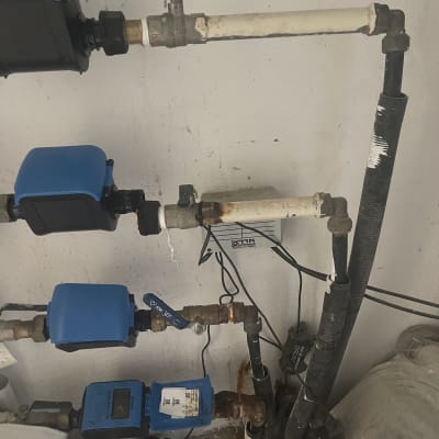 צינורות מים עם ברזים כחולים ומחברים