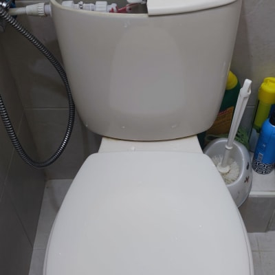 מיכל הדחה פתוח עם צינור מים מחובר