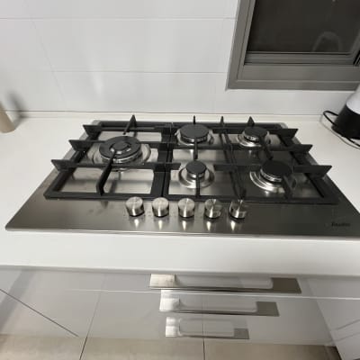 כיריים גז עם חמישה מבערים וכפתורי שליטה