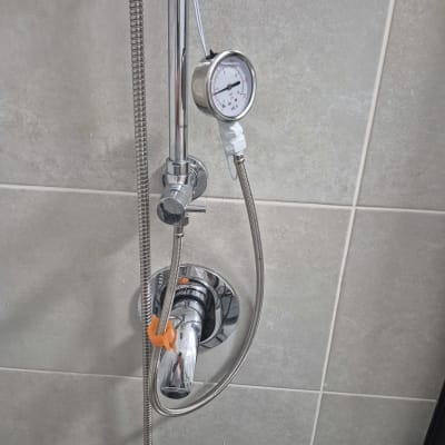 מד לחץ מים מחובר לברז במקלחת