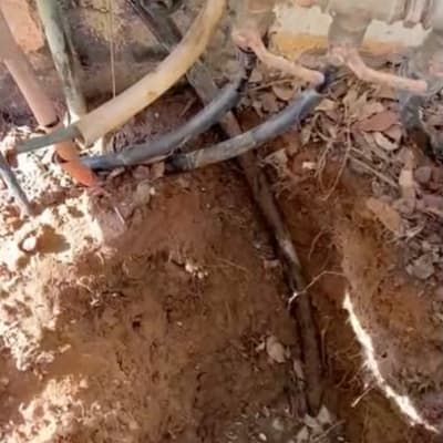 חפירה עם צינורות מים ותשתית אינסטלציה