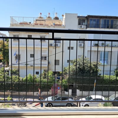 נוף עירוני עם בניינים ומעקה ברזל