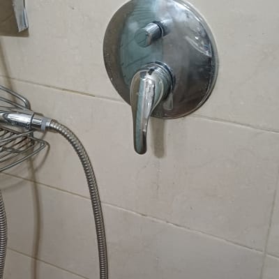 ברז אינטרפוץ כרום מותקן על קיר אריחים במקלחת