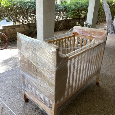 מיטת תינוק עטופה בניילון למעבר דירה