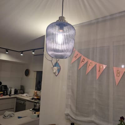 מנורה תלויה במטבח עם תאורה חזקה