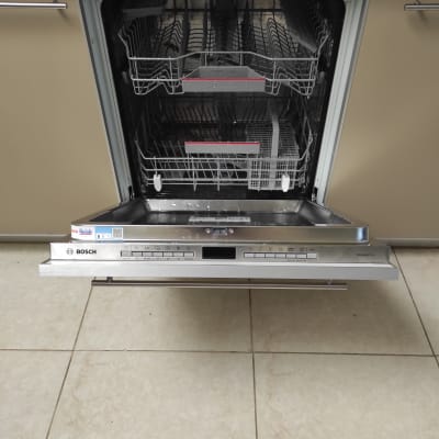 מדיח כלים פתוח במטבח עם דלת פתוחה