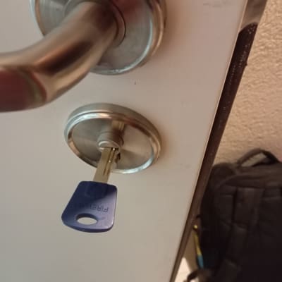 מנעול דלת עם מפתח כחול בתוכו