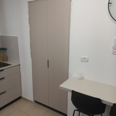 ארון מטבח עם דלתות, שולחן וכיסא