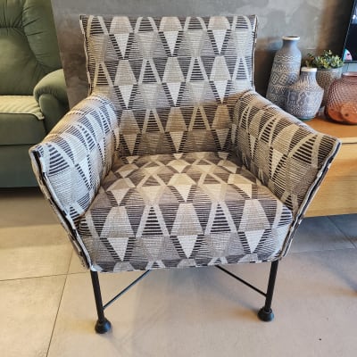 כורסה מרופדת עם דוגמת משולשים בשחור ולבן