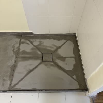 ריצוף חדש עם אריחים אפורים בחדר אמבטיה