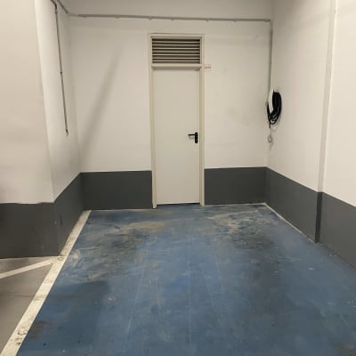 חוט חשמל תלוי על הקיר ליד דלת