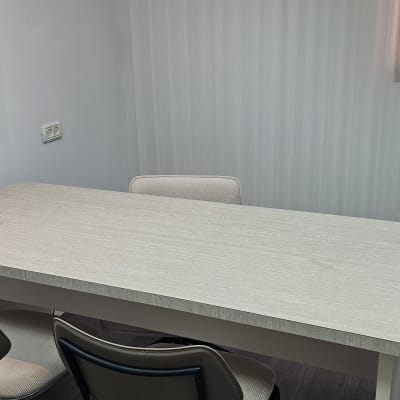 שולחן עץ בחדר עם כיסאות, ללא טכנולוגיה נראית