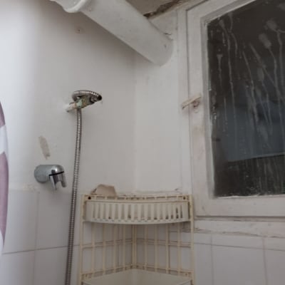 צינור לבן, חלון מלוכלך, מדף פלסטיק במקלחת