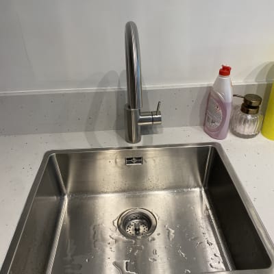 כיור נירוסטה וברז מטבח מעוצב מותקנים במשטח שיש