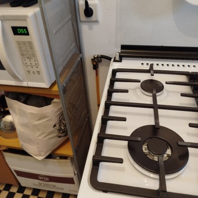 כיריים גז ומיקרוגל במטבח