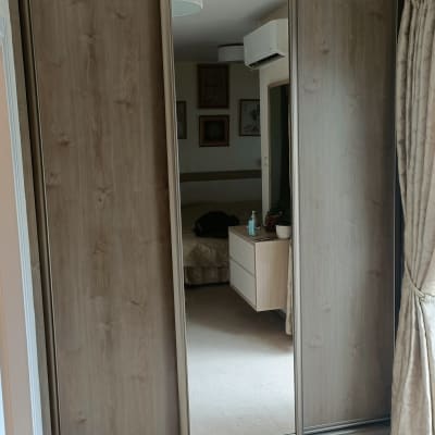 ארון עם דלתות זכוכית בחדר שינה