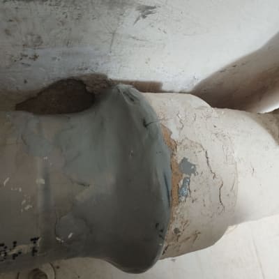 צינור מתכת עם תיקון איטום אפור