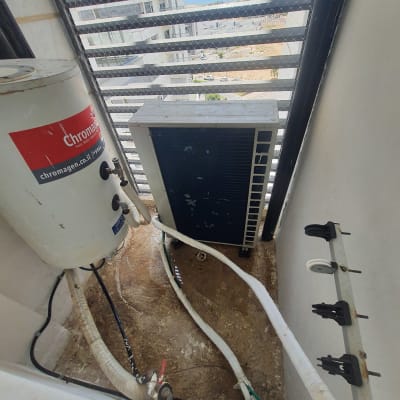 מערכת חימום מים עם צינורות ומחברים