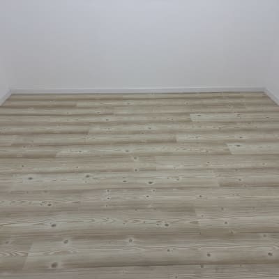 רצפת פרקט עץ בהירה בחדר ריק