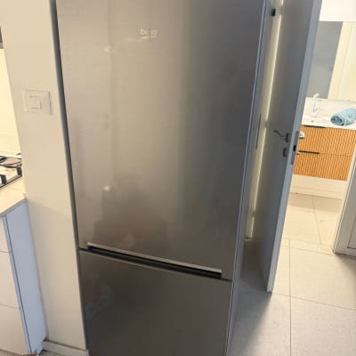 מקרר במטבח ליד דלת פתוחה