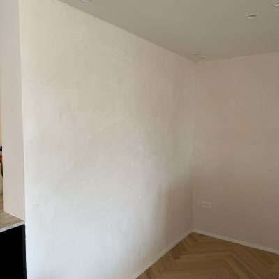 קיר צבוע עם גימור חלק בפינת חדר