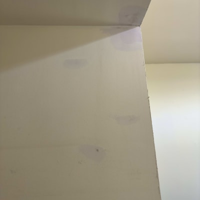 קיר עם תיקוני צבע וטיח