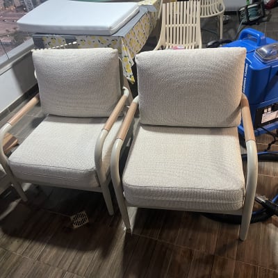 שני כיסאות עם מכונת ניקוי כחולה