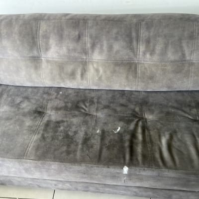 ספה אפורה עם כתמים קלים לניקוי