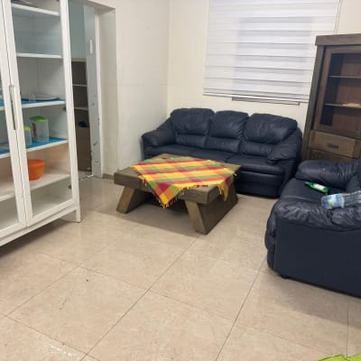 ארון פתוח עם כלים, מטאטא על הרצפה