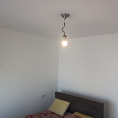 מנורה תלויה מהתקרה בחדר שינה