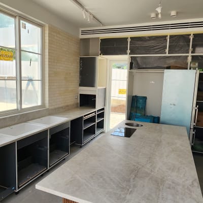 משטחי שיש במטבח מודרני עם כיור וכיריים