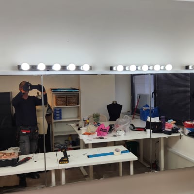 חשמלאי עם כלי עבודה ומקדחה על שולחן