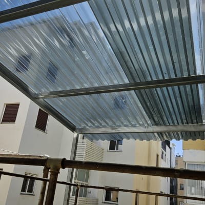 מסגרת מתכת עם גג פלסטיק שקוף