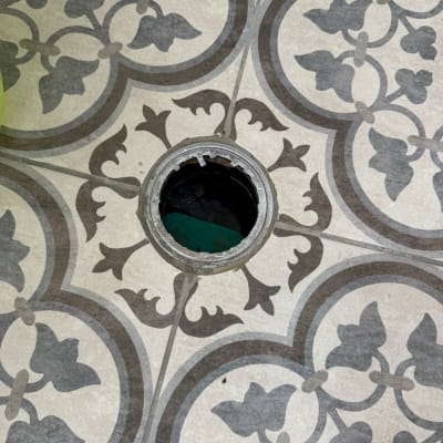 פתח ניקוז ברצפה עם אריחים מעוצבים