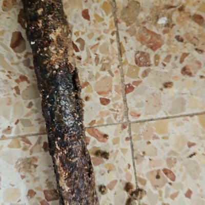 צינור חלוד עם נזילה על רצפה