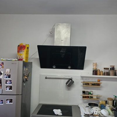 מטבח עם ארונות, כיריים וכלי מטבח על השיש