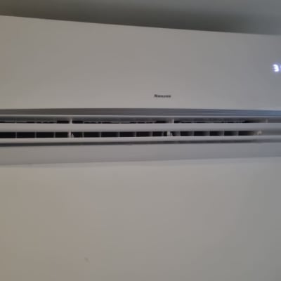 מזגן קיר עם תצוגת טמפרטורה דולקת