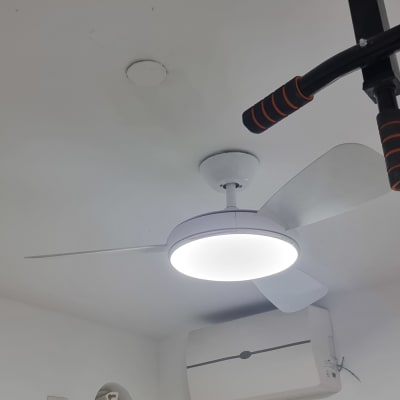 מאוורר תקרה עם תאורה מותקן על תקרה לבנה