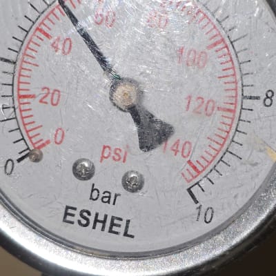 מד לחץ עם מחוגה ומדידת לחץ בבר ו-psi