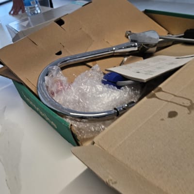 ברז חדש באריזה על שולחן עבודה