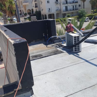 גג עם צינורות ומזגן, חוטים חשמליים