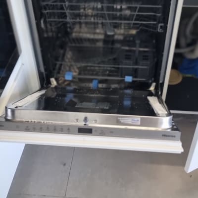 מדיח כלים פתוח עם כלים בפנים