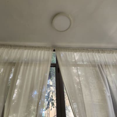 תקרה לבנה עם מנורה עגולה במרכז