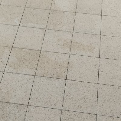 רצפה מרוצפת עם סימני לכלוך וניקוי חלקי